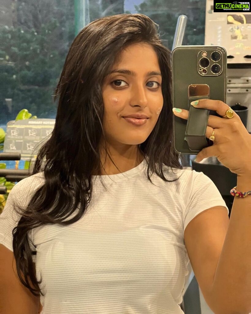 Ulka Gupta Instagram - Yes I finally did it, posted a selfie with my pimple I’m sure we’re way past the graphic alert era #seriousexplicitcontent #disclaimer #pillowtalk #skingoals