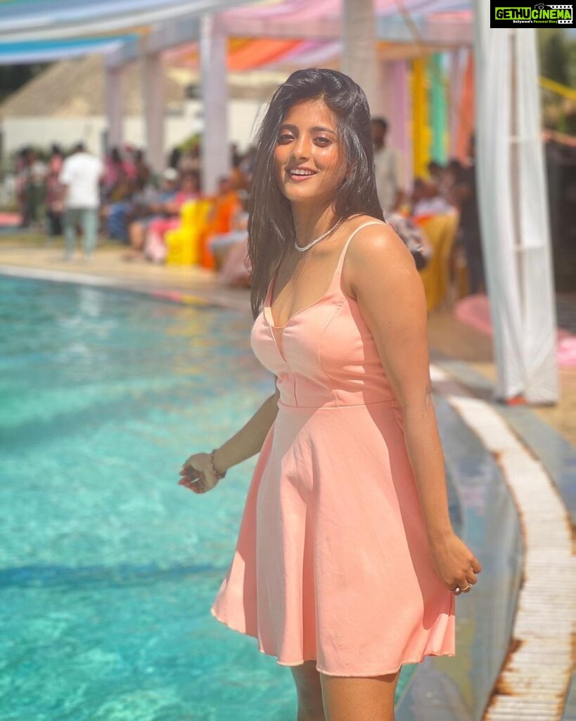 Ulka Gupta Instagram - Tan Day ✨💕💙🌸 #bestieswedding #poolparty #abhigotcandid🌈