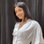 Ulka Gupta Instagram - What do you think about the light? 💡 Thanks @mohak.manghani these clicks look so good #whiteshirt #goodlighting
