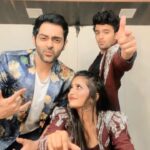 Ulka Gupta Instagram – What do you do before you step on stage?  Jam with the uber cool @karansinghchhabra @pravisht_m