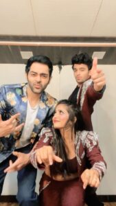 Ulka Gupta Instagram - What do you do before you step on stage?  Jam with the uber cool @karansinghchhabra @pravisht_m