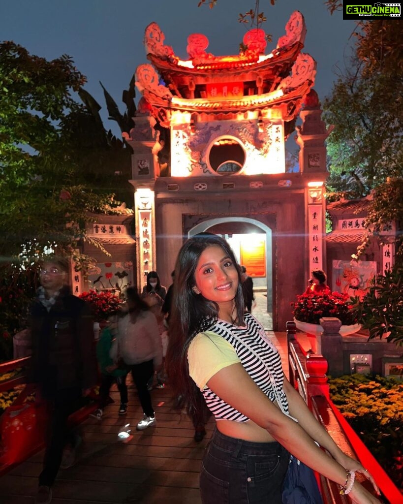 Ulka Gupta Instagram - 3 moods 🥰 😊 😙 #throwbacking Hanoi, Vietnam