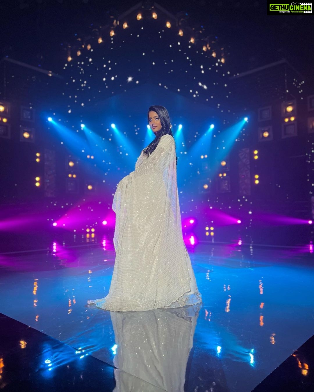 Ulka Gupta Instagram - You’ve been loving it so I’m posting it, throwing back to being @reenachopra ‘s muse in white 🤍 @hrishidp thank you for this click 🤍