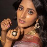 Ulka Gupta Instagram - Styling- @aishwaryavenishetty_official Outfit- @tilakamsarees Jewellery- @kasturisilverjewellery Photography- @sharathchandra_photography