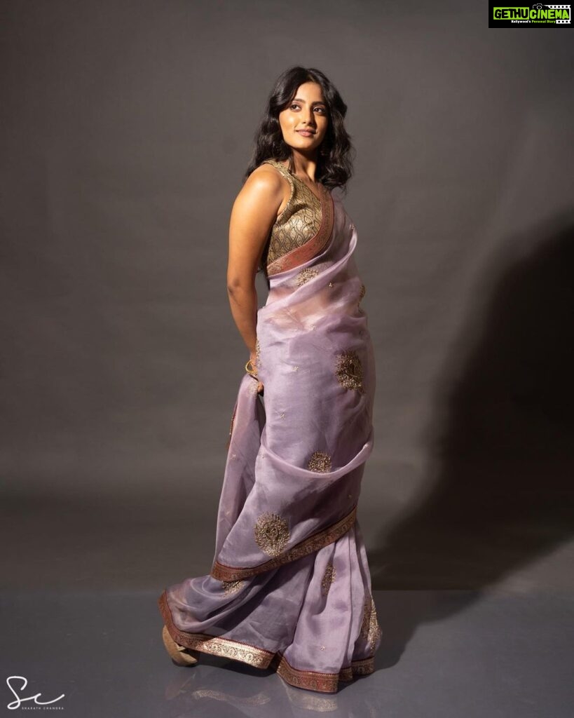 Ulka Gupta Instagram - Styling- @aishwaryavenishetty_official Outfit- @tilakamsarees Jewellery- @kasturisilverjewellery Photography- @sharathchandra_photography