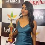 Ulka Gupta Instagram – The dress giving me señorita feels ✨

A woman who sponsored her favourite dress and jewellery for my special event 🥰 @riyasharmaa_09 
Just 3 words I love you ❤️

Makeup artist @garg_kinjal 
Hair @farah_kadkotra 

 #throwback #aspiringshe #awardfunction