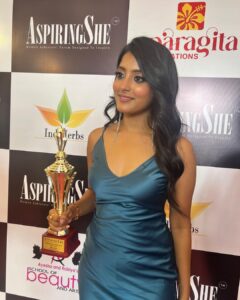 Ulka Gupta Instagram - The dress giving me señorita feels ✨

A woman who sponsored her favourite dress and jewellery for my special event 🥰 @riyasharmaa_09 
Just 3 words I love you ❤️

Makeup artist @garg_kinjal 
Hair @farah_kadkotra 

 #throwback #aspiringshe #awardfunction
