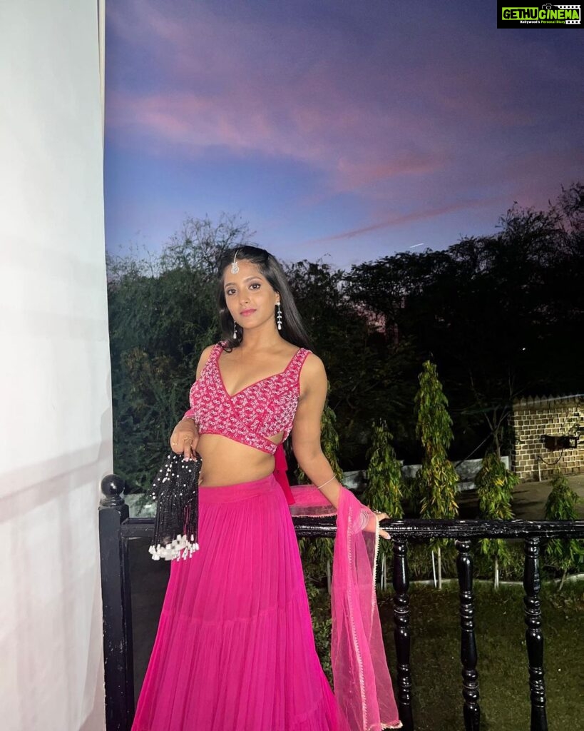 Ulka Gupta Instagram - Choosy on lehengas 💕 Big on sunsets 💜 and High on Life 💖 Lehenga & jewellery @the_adhya_designer Styled by @navneeth_bhansali #bestieswedding #lehengas Kutch Bhuj Gujarat