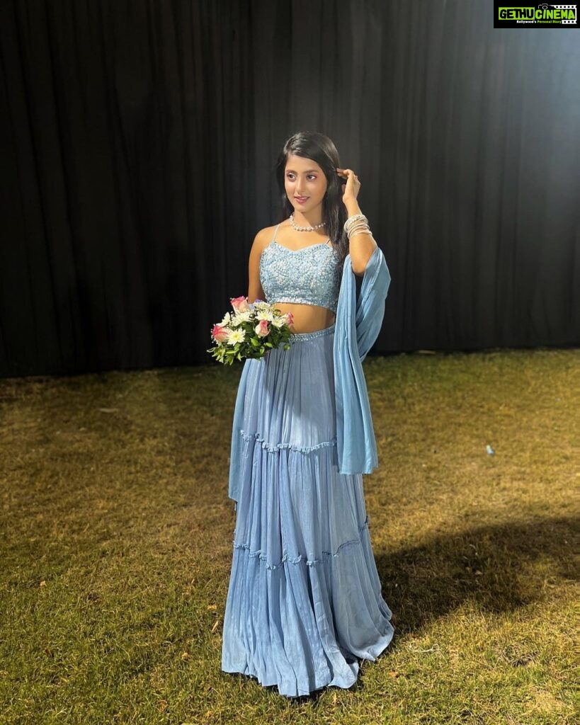 Ulka Gupta Instagram - Sangeet ready 💙 Desginer :- @muskann_kapadiaa Styled by :- @navneeth_bhansali @navkarstudio25 Pic courtesy the cutie @jyamishra1 #bestfriendwedding #lehenga #weddings Kutch Bhuj Gujarat