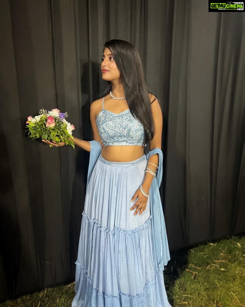Ulka Gupta Instagram - Sangeet ready 💙 Desginer :- @muskann_kapadiaa Styled by :- @navneeth_bhansali @navkarstudio25 Pic courtesy the cutie @jyamishra1 #bestfriendwedding #lehenga #weddings Kutch Bhuj Gujarat