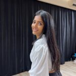 Ulka Gupta Instagram - What do you think about the light? 💡 Thanks @mohak.manghani these clicks look so good #whiteshirt #goodlighting