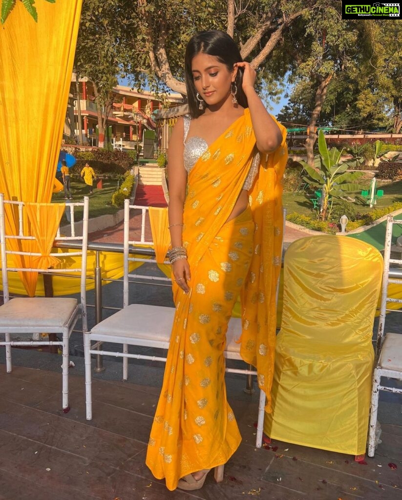 Ulka Gupta Instagram - Golden hour dates with me . . #bestieswedding #haldilook #sareelove Narmada Retreat Resort , Maheshwar, Madhya Pradesh