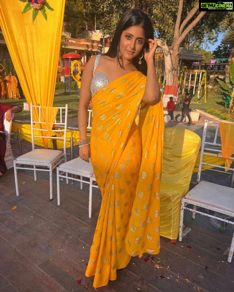 Ulka Gupta Instagram - Golden hour dates with me . . #bestieswedding #haldilook #sareelove Narmada Retreat Resort , Maheshwar, Madhya Pradesh