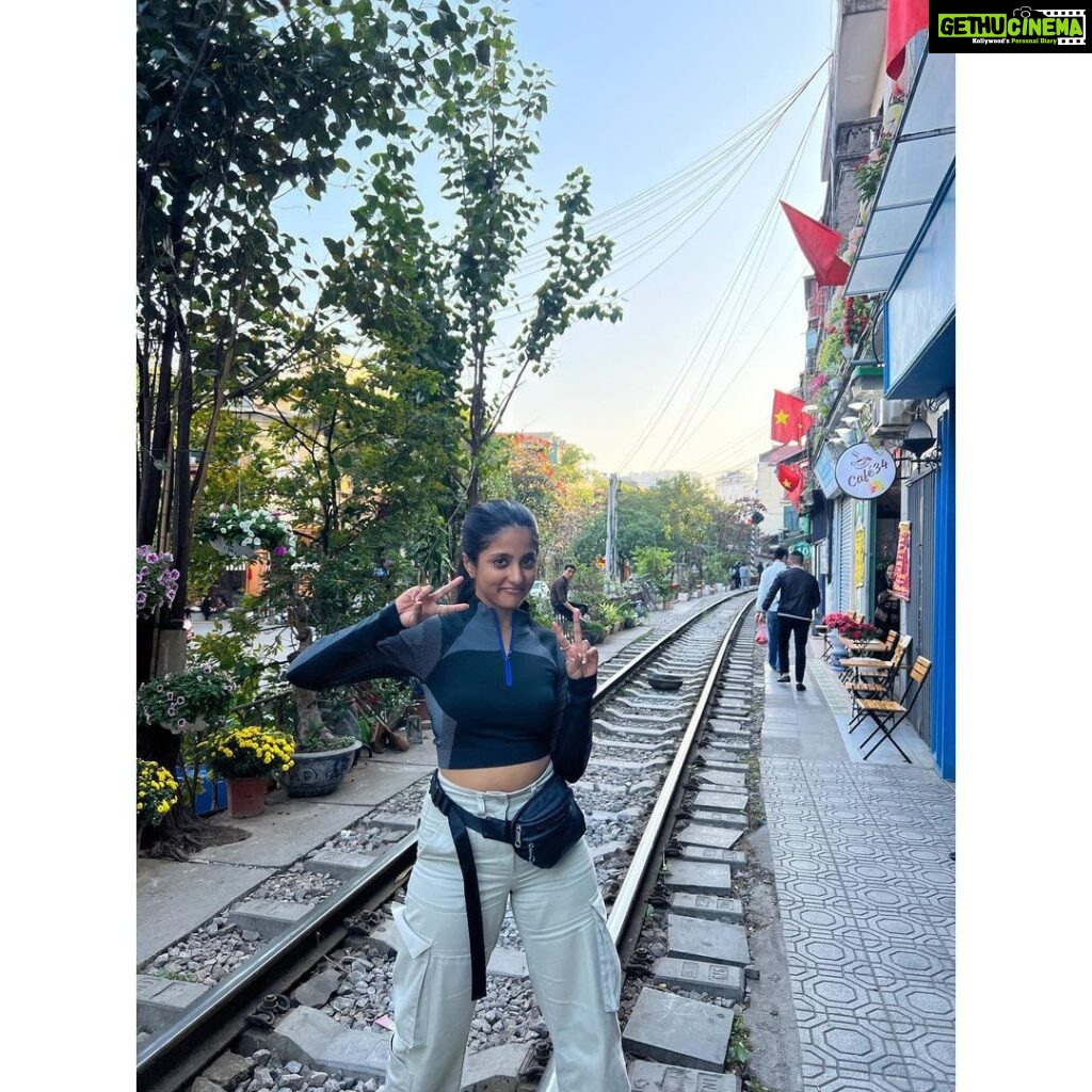 Ulka Gupta Instagram - Touristy enough 🫰🏽😚 #vietnam #hanoi #xinchao #ulkagupta #ulkatraveldiaries Hanoi Train Street