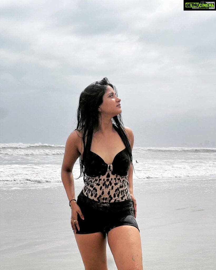 Ulka Gupta Instagram - Salty hair and sandy feet 🌊✨ Pc @niikkkiiii_thakur @candyybooo . . #beachlove #vitaminsea #seawaves #vietnam #danang #vacay
