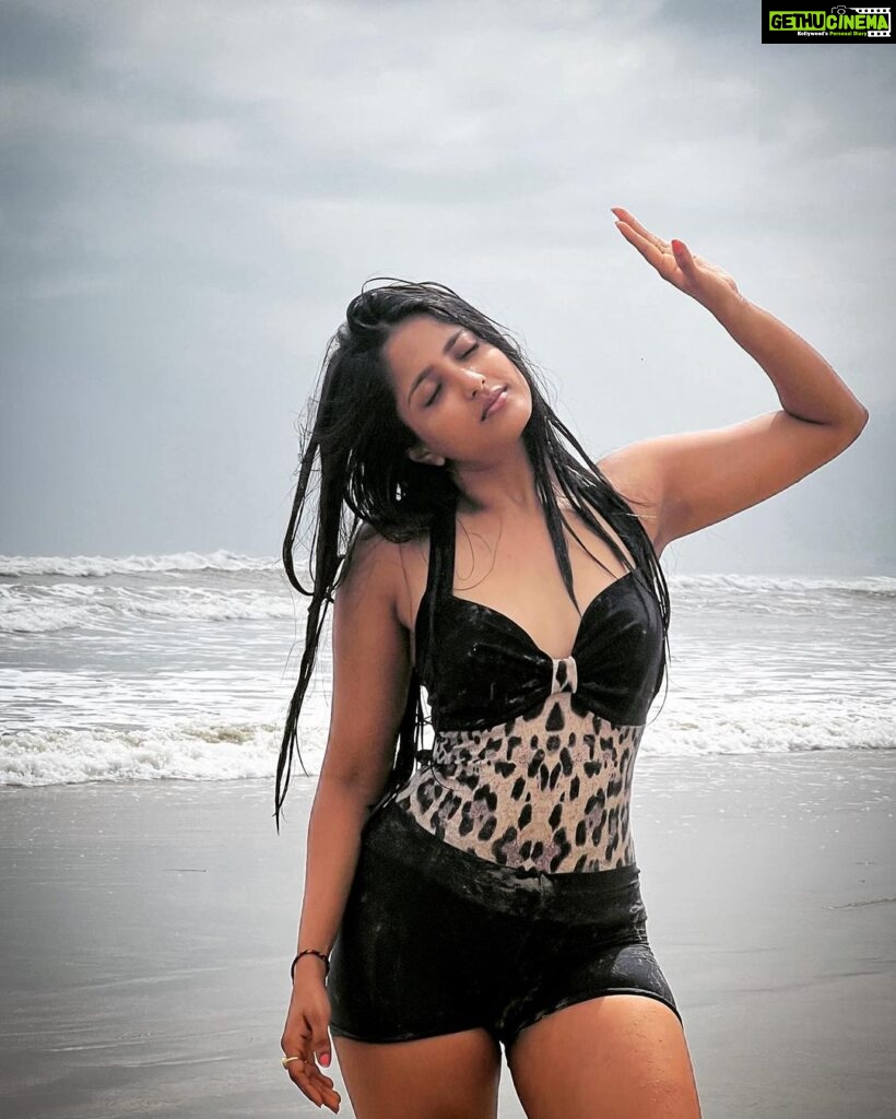 Ulka Gupta Instagram - Salty hair and sandy feet 🌊✨ Pc @niikkkiiii_thakur @candyybooo . . #beachlove #vitaminsea #seawaves #vietnam #danang #vacay