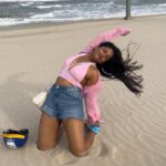 Ulka Gupta Instagram - You make me crazier ✨💕 Thank you @niikkkiiii_thakur for these lovely clicks #dearbeachiloveyou #danangbeach
