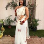 Ulka Gupta Instagram - 🕊 Let’s make Truce All thanks to my white saree 🤍 . . #sareelove