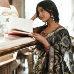 Ulka Gupta Instagram – मुझसे पहले सी मोहब्बत मेरे महबूब ना मांग

Photographer : @_shotbykaran_ 
Hair and Makeup : @tapsi_makeup
Stylist- @stylist_muskan_varma_
Saree blouse – @aarthsattika
Jewellery – @zoieria_
Location – @shycafeandbar
Artist Reputation Management – @oceanmediapr