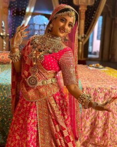 Ulka Gupta Instagram - मैं नाचूँ मगन होके कान्हा के प्यार में 💕✨
#radheradhe

I love these pictures @shindejatin