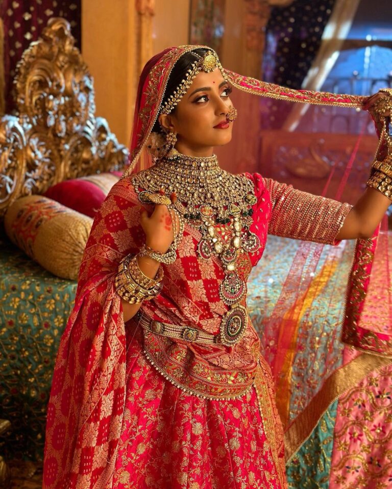 Ulka Gupta Instagram - मैं नाचूँ मगन होके कान्हा के प्यार में 💕✨ #radheradhe I love these pictures @shindejatin