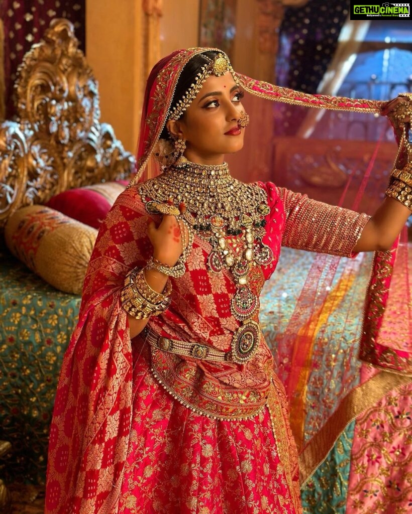 Ulka Gupta Instagram - मैं नाचूँ मगन होके कान्हा के प्यार में 💕✨ #radheradhe I love these pictures @shindejatin