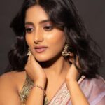 Ulka Gupta Instagram - Styling- @aishwaryavenishetty_official Outfit- @tilakamsarees Jewellery- @kasturisilverjewellery Photography- @sharathchandra_photography