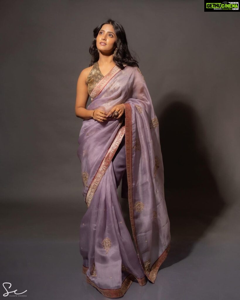 Ulka Gupta Instagram - Styling- @aishwaryavenishetty_official Outfit- @tilakamsarees Jewellery- @kasturisilverjewellery Photography- @sharathchandra_photography
