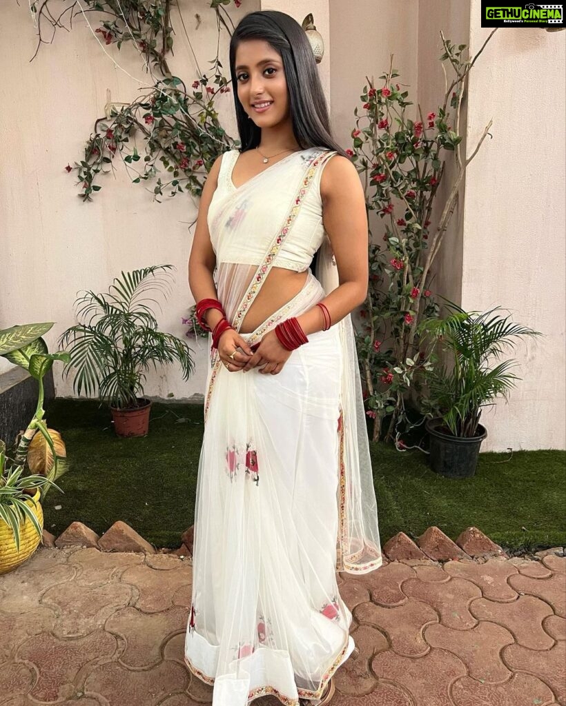 Ulka Gupta Instagram - 🕊 Let’s make Truce All thanks to my white saree 🤍 . . #sareelove