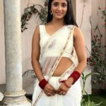 Ulka Gupta Instagram - 🕊 Let’s make Truce All thanks to my white saree 🤍 . . #sareelove