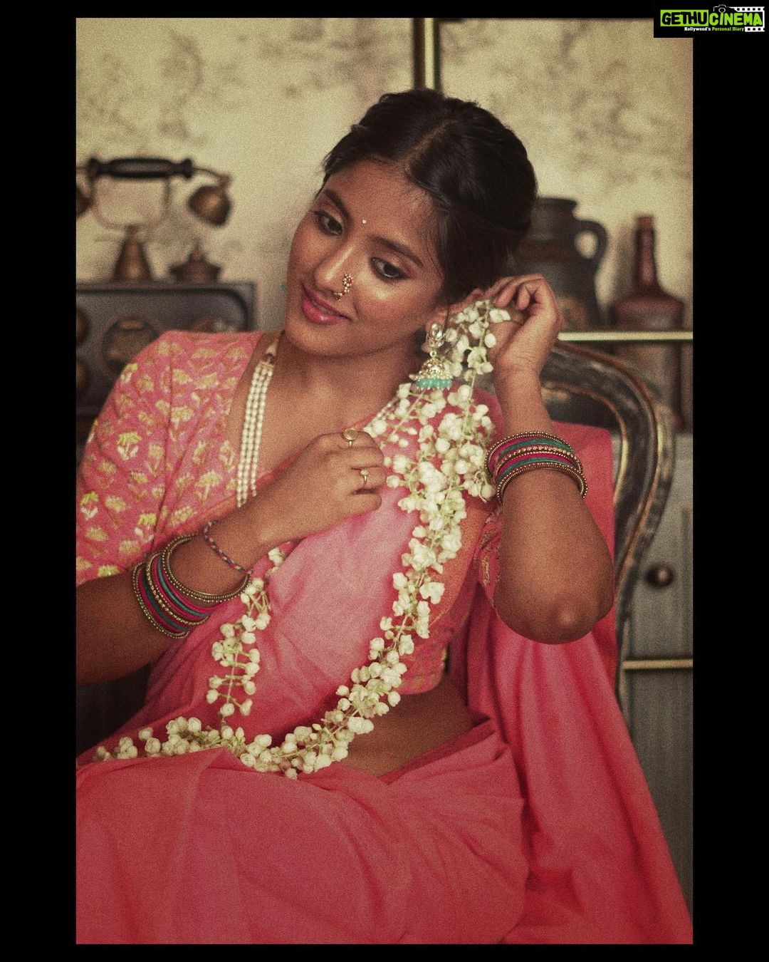 Ulka Gupta Instagram - Time Travelled 🧳 🕰 Photographer : @_shotbykaran_ Hair and Makeup : @tapsi_makeup Stylist- @stylist_muskan_varma_ Saree blouse - @aarthsattika Jewellery - @zoieria_ Location - @shycafeandbar Artist Reputation Management - @oceanmediapr
