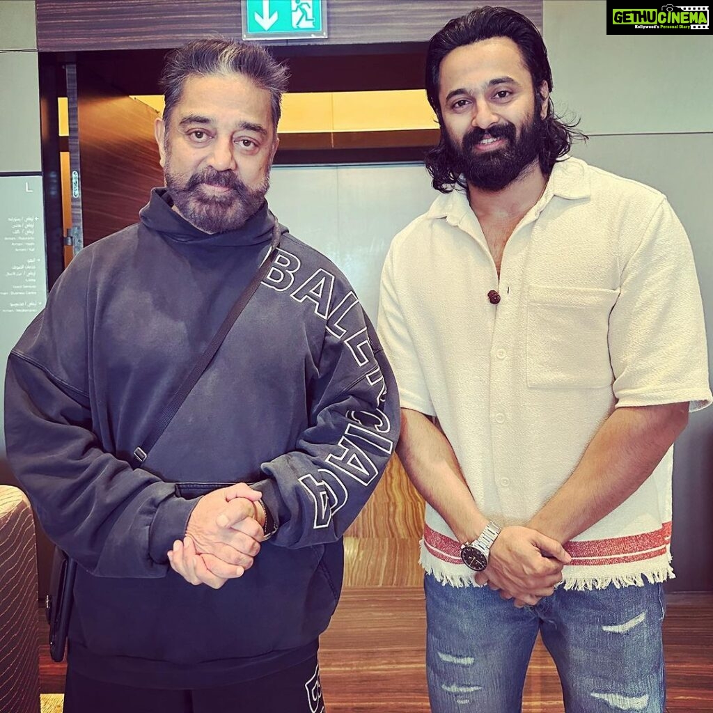 Unni Mukundan Instagram - Trust me I held my breath for 5 seconds, just stood there knowing it’s the Ultimate Nayakan besides me ❤ got a handshake and hug, I don’t have pics to prove that 🥲 @ikamalhaasan Thank you @nayeemmoosa 🙃
