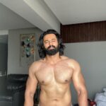 Unni Mukundan Instagram - Thank You Salman Khan for this Song and most Importantly for making me a fitness freak 😃 #42@36