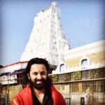 Unni Mukundan Instagram - Chingam1 wishes to everyone ❤️ Finally got the darshanam of The Almighty ThirupathiBalaji ❤️ @thirumala_thirupati_official ! Thank you @chukkapalliavinash ☺️