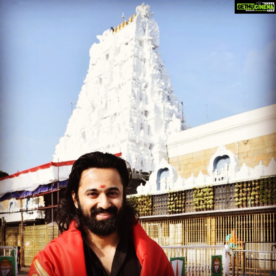 Unni Mukundan Instagram - Chingam1 wishes to everyone ❤️ Finally got the darshanam of The Almighty ThirupathiBalaji ❤️ @thirumala_thirupati_official ! Thank you @chukkapalliavinash ☺️