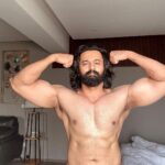 Unni Mukundan Instagram - Thank You Salman Khan for this Song and most Importantly for making me a fitness freak 😃 #42@36
