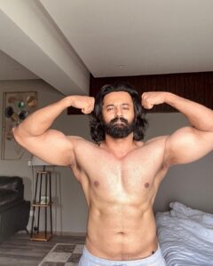 Unni Mukundan Instagram - Thank You Salman Khan for this Song and most Importantly for making me a fitness freak 😃 #42@36