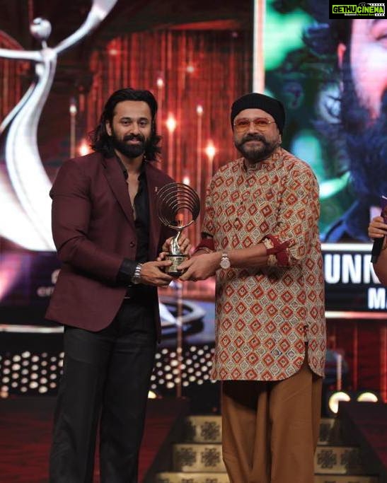 Unni Mukundan Instagram - Thank you Mazhavil Entertainment Awards 2023 for the recognition and dear Jayaram etta for the humbling words! ❤️🙏