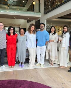 Upasana Kamineni Instagram - LA familia ❤️ #hollywood 
@priyankachopra thank u for always being there for us. 🤗 

@samosastories big hug 🤗 

@binagoenkaofficial earrings