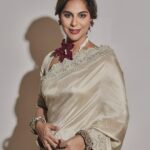 Upasana Kamineni Instagram - Traditional, elegant & bespoke is what Jayanti Reddy & Bina Goenka curated for me for the 95 Academy Awards - The Oscars 2023. Hyderabad based designer @jayantireddylabel created a silk saree made using hand woven silk, of spun fabric, created from recycled scraps keeping in tune with my belief of sustainable fashion. The intricately crafted statement Lilium neck piece, was in the making from the last four years by avant-garde Mumbai-based jewellery designer, @binagoenkaofficial . It was maneuvered with impeccable craftsmanship, made using the highest quality of natural gemstones of pearls and approximately 400 carats of high-quality rubies that cannot be recreated. I truly appreciate the hard work, dedication,passion and labour of love that have gone into creating these beautiful pieces for me. It’s the intricate attention to detail that sets this look apart from the rest. HMU - @sandysartistry 📸 - @arifminhaz Oscars Red Carpet