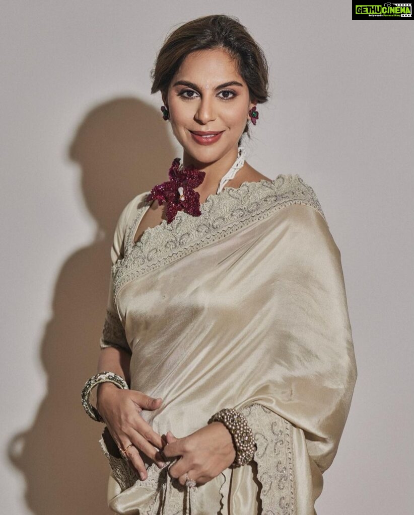 Upasana Kamineni Instagram - Traditional, elegant & bespoke is what Jayanti Reddy & Bina Goenka curated for me for the 95 Academy Awards - The Oscars 2023. Hyderabad based designer @jayantireddylabel created a silk saree made using hand woven silk, of spun fabric, created from recycled scraps keeping in tune with my belief of sustainable fashion. The intricately crafted statement Lilium neck piece, was in the making from the last four years by avant-garde Mumbai-based jewellery designer, @binagoenkaofficial . It was maneuvered with impeccable craftsmanship, made using the highest quality of natural gemstones of pearls and approximately 400 carats of high-quality rubies that cannot be recreated. I truly appreciate the hard work, dedication,passion and labour of love that have gone into creating these beautiful pieces for me. It’s the intricate attention to detail that sets this look apart from the rest. HMU - @sandysartistry 📸 - @arifminhaz Oscars Red Carpet