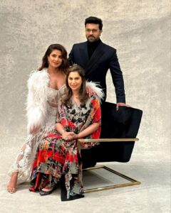 Upasana Kamineni Instagram - LA familia ❤️ #hollywood 
@priyankachopra thank u for always being there for us. 🤗 

@samosastories big hug 🤗 

@binagoenkaofficial earrings
