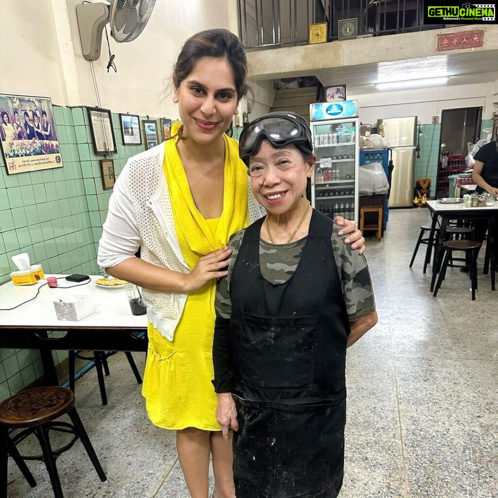 Upasana Kamineni Instagram - “Happy mummy = Happy baby“ amazing culinary experience with the most unique Michelin star street food Chef Jay Fai. This 78 year chef is all about discipline & passion. She cooks herself for 12 hours everyday! All the stuff about her on @netflix is much better experienced in real. Thank you @jayfaibangkok for making mom & dad’s anniversary dinner so special. ❤️🤗