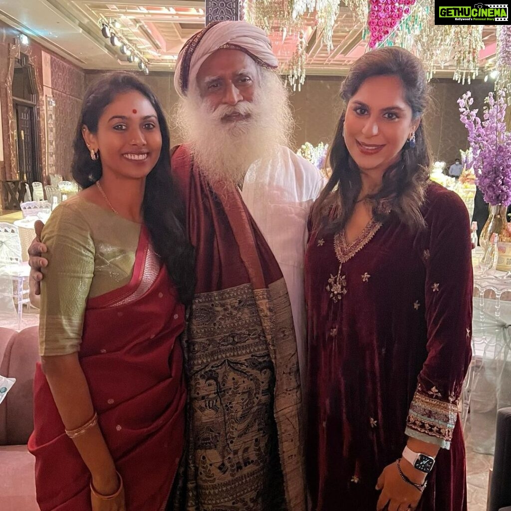 Upasana Kamineni Instagram - @sadhguru with his daughters. 1 real the other can be adopted ☺️ Always a pleasure to be in the presence of @sadhguru 🙏 Thank you for coming for Thatha’s birthday❤️ Big hug to @radhejaggi 🤗