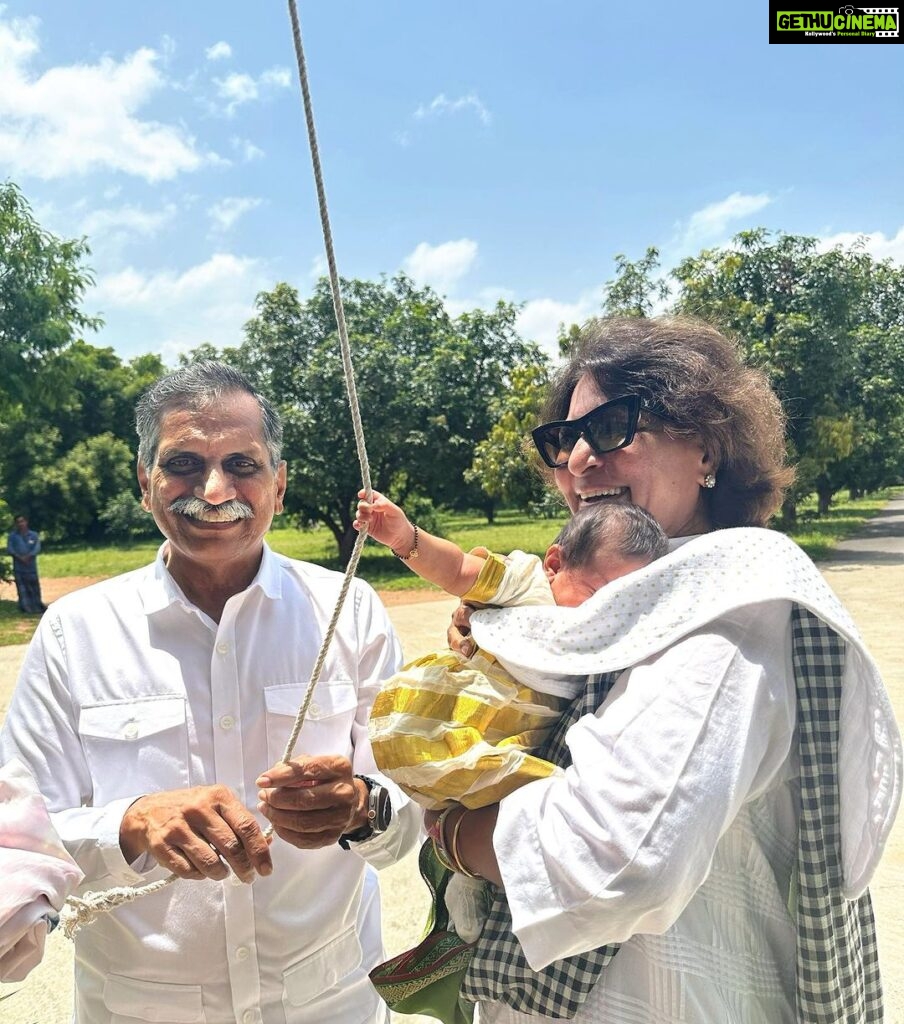 Upasana Kamineni Instagram - priceless moments with Amama & Thatha ❤️ KlinKaara’s first Independence Day #jaihind #harghartiranga @shobanakamineni @alwaysramcharan