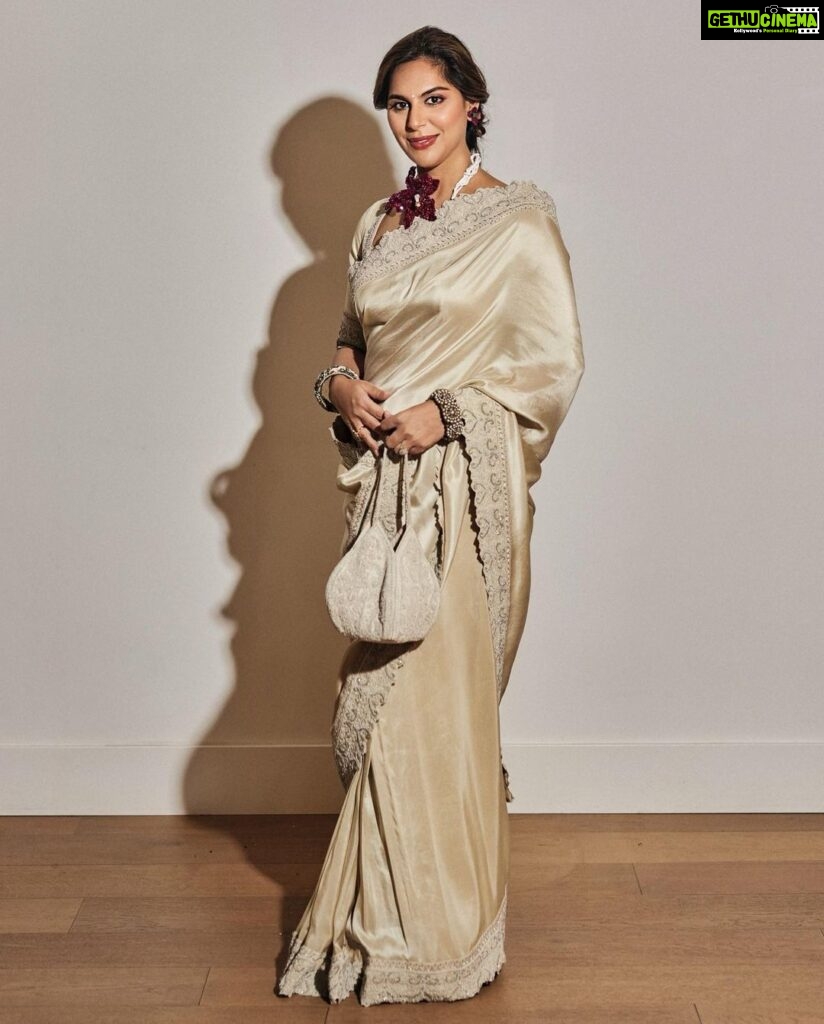 Upasana Kamineni Instagram - Traditional, elegant & bespoke is what Jayanti Reddy & Bina Goenka curated for me for the 95 Academy Awards - The Oscars 2023. Hyderabad based designer @jayantireddylabel created a silk saree made using hand woven silk, of spun fabric, created from recycled scraps keeping in tune with my belief of sustainable fashion. The intricately crafted statement Lilium neck piece, was in the making from the last four years by avant-garde Mumbai-based jewellery designer, @binagoenkaofficial . It was maneuvered with impeccable craftsmanship, made using the highest quality of natural gemstones of pearls and approximately 400 carats of high-quality rubies that cannot be recreated. I truly appreciate the hard work, dedication,passion and labour of love that have gone into creating these beautiful pieces for me. It’s the intricate attention to detail that sets this look apart from the rest. HMU - @sandysartistry 📸 - @arifminhaz Oscars Red Carpet