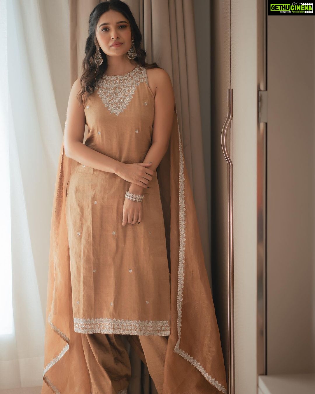 Vani Bhojan Instagram - ❤️ 📸@karthikakphotography 👗 @studio149 @mspinkpantherjewel