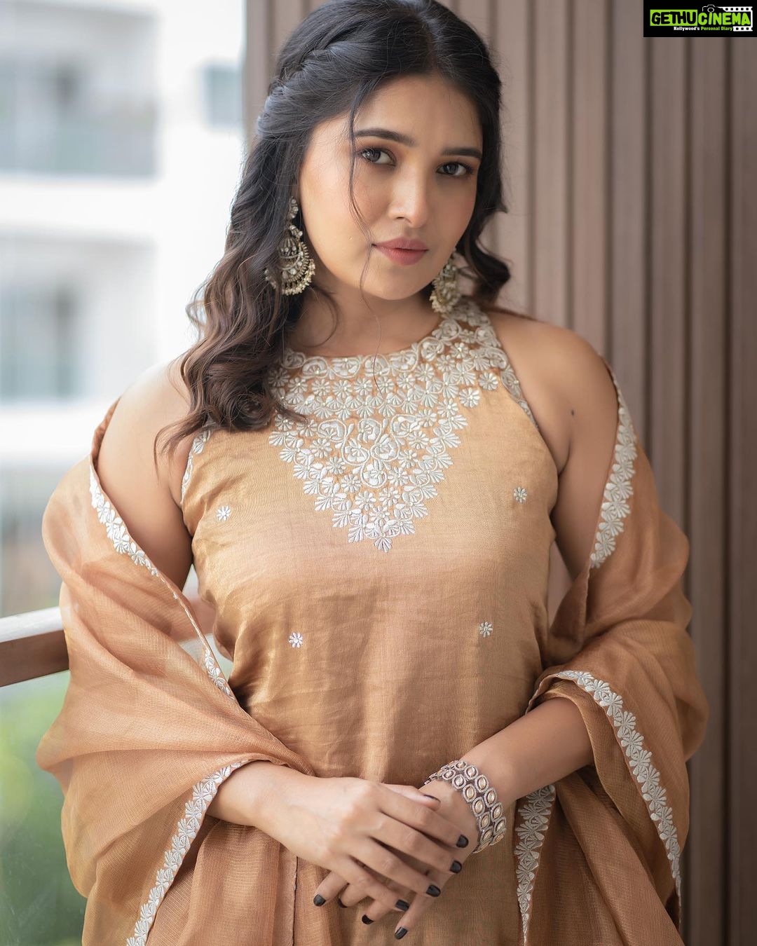Vani Bhojan Instagram - ❤️ 📸@karthikakphotography 👗 @studio149 @mspinkpantherjewel