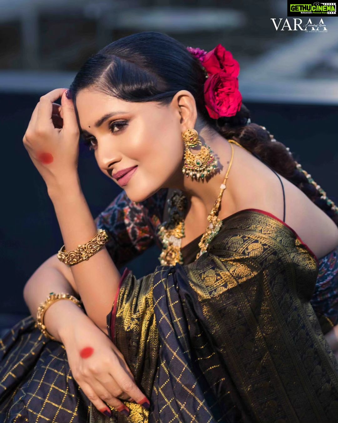 Vani Bhojan Instagram - Where beauty finds its timeless grace, Actress Vani Bhojan gleaming in a beautiful black saree. Volume 3 & Issue 1, with this edition we are launching Varaa internationally featuring the gorgeous Vani Bhojan on the cover of Varaa. Magazine Varaa Lifestyle Wedding Magazine @varaabyskmagazine Founder & Editor in Chief Sangeetha Kailash @itsmesangeethakailash On the cover Vani Bhojan @vanibhojan_ Concept & Styling Sangeetha Kailash @itsmesangeethakailash Photography & Edits Lucky Malhotra @shotbyluckymalhotra Makeup & Hair Romi Thokchom @romithokchom Shoot Assisted Gousia Galib Khan @storiesbysiyahhhh Wardrobe Aikyatha @aikyatha Jeweller Challani Jewellery Mart @challani_jewellery Venue Intercontinental chennai Mahabalipuram Resort, an IHG hotel @icchennai Distributors Dwarka Studios @dwarkastudios InterContinental Chennai Mahabalipuram Resort