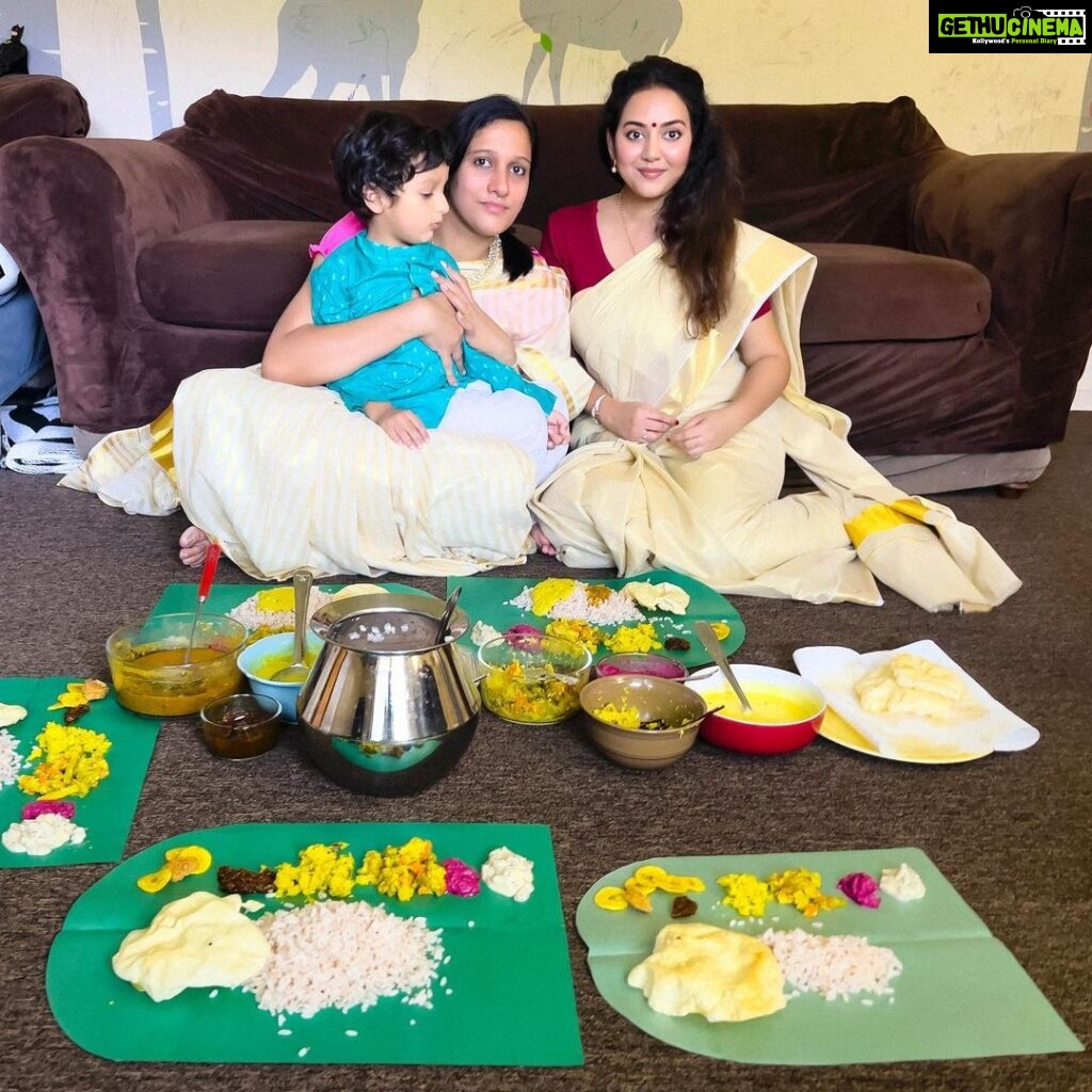 Vidhya Instagram - Big thanks to you, @_sreelakshmi_vasudevan , for preparing such an amazing Onam sadhya and inviting us over! We had a fantastic time hanging out with you and your amazing family🤍 Ohio, USA
